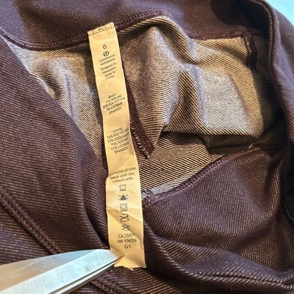 Like New! Lululemon Athletica women denim design leggings/inner pouch size 6 - Picture 10 of 12